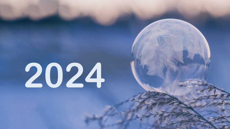 frosset vinterlandskap i blåtoner med iskule og årstallet 2024