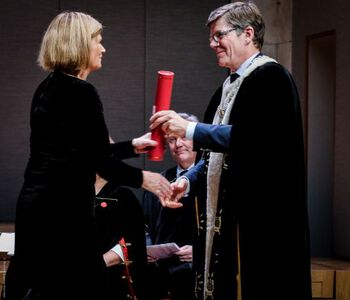Diplomoverrekkelse, Etter at kandidatene har blitt presentert får de overrakt diplom av rektor Svein Stølen.