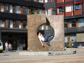 Skulpturen &quot;Brudt form&quot; (1981) av Aase Texmon Rygh er langtidsdeponert av Oslo kommune, og kom på plass hausten 2005.