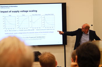 presentasjon ,hendelse ,projeksjonsskjerm ,elektronisk enhet ,funksjonær.