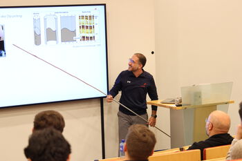klær ,skulder ,elektronisk enhet ,presentasjon ,stående.