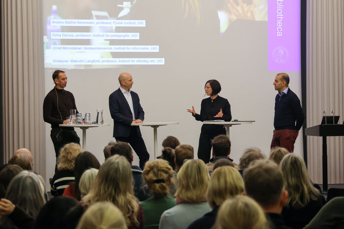 Fra venstre: Malcolm Langford, Anders Malthe-Sørenssen, Crina Damsa og Omid Mirmotahari under frokostseminaret Hvordan endrer KI utdanning? på Scene Domus Bibliotheca.