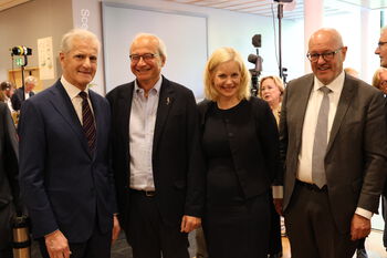 slips ,klær ,smil ,hode ,erme.