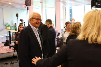 person ,hår ,briller ,yttertøy ,dress.