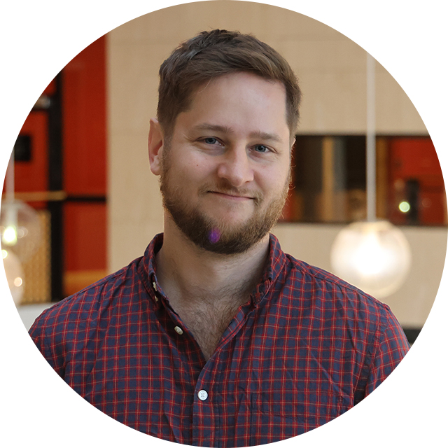 Bildet kan inneholde: person, hake, erme, øyenbryn, ansiktshår.