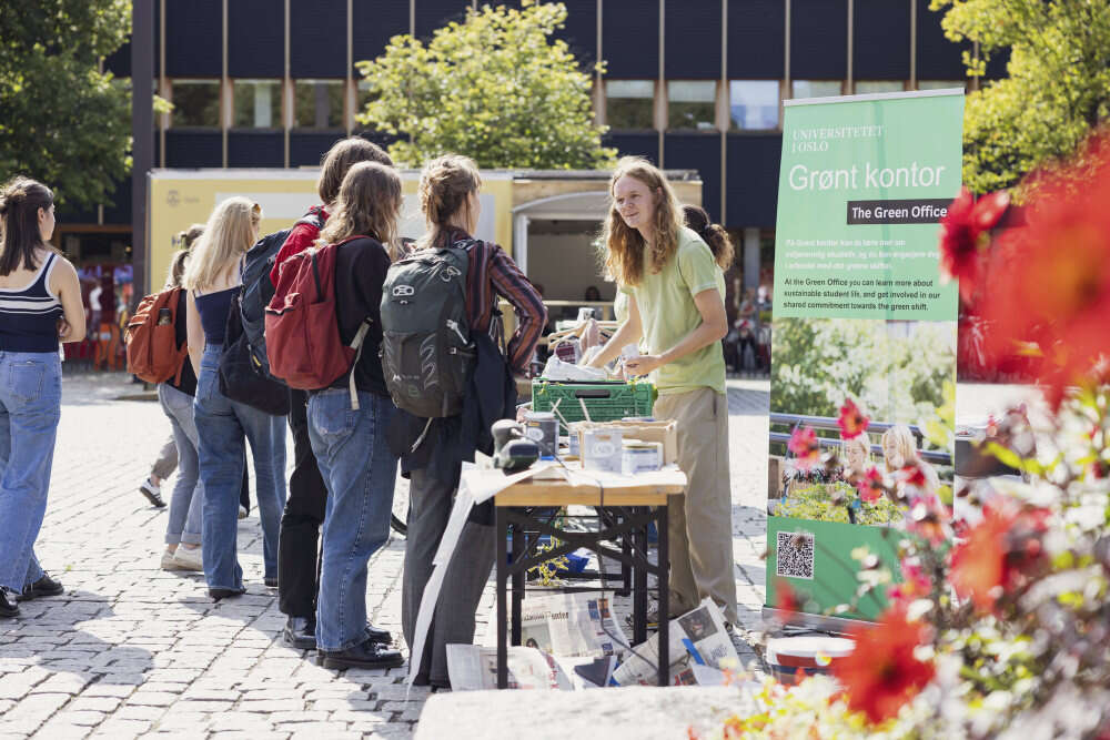 Bildet kan inneholde: mennesker, jeans, bukse, bag, sosial gruppe.