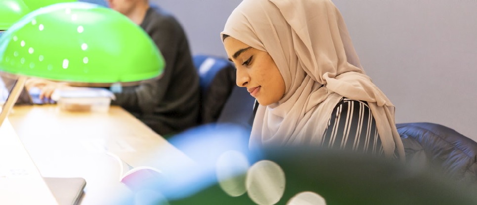 Illustrasjonsbilde som viser student på lesesalen