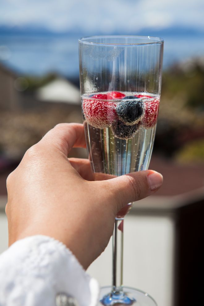 Bildet kan inneholde: servise, vann, hånd, drikkevarer, stemware.