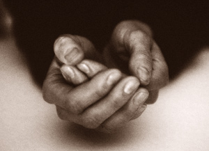 Bildet kan inneholde: menneskekroppen, gest, baby, finger, tommel.
