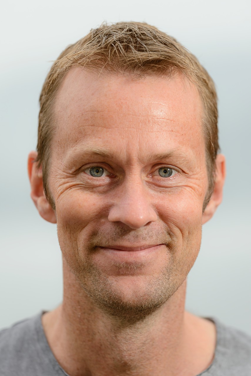 Bildet kan inneholde: topp, smil, hake, kinn, øyenbryn.