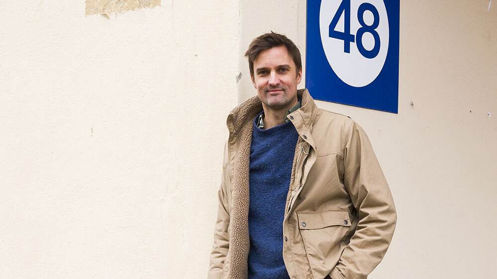 Olav Smeland in front of a building at Ullevål hospital