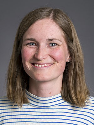 Bildet kan inneholde: klær, smil, hår, hake, kinn.