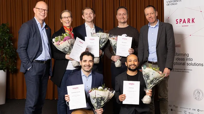 The picture shows the graduating teams.
