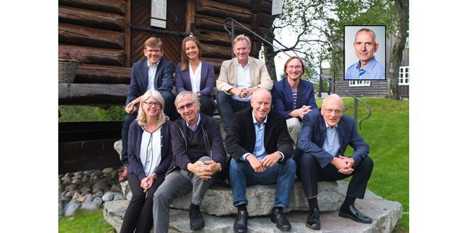 When the new rectorate at UiO entered their office in august, the board and management of UiO:Life Science were&amp;#160;also subject to change.
The picture shows the board until 1 August. In the back from left to right: Svein Stølen (chair of the board, dean of research at the Faculty of Mathematics and Natural Sciences), Julie Sørlie Paus-Knudsen (student representative), Per Morten Sandset (the South-Eastern Norway Regional Health Authority)&amp;#160;and&amp;#160;Alexander Jensenius (the Faculty of Humanities). In the front from left to right: Hilde Nebb (deputy chair of the board, dean of research and innovation at the Faculty of Medicine), Odd Stokke Gabrielsen (personal deputy board member for&amp;#160;Fægri),&amp;#160;Eirik Næss-Ulseth (business representative) and Knut Fægri (Management representative, vice-rector).&amp;#160;
When Stølen became rector 1 August, Director of UiO:Life Science, Finn-Eirik Johansen&amp;#160;(upper right corner), followed Stølen as dean of research at the Faculty of Mathematics and Natural Sciences. Johansen also followed Stølen as chair of the UiO:Life Science board. Former vice-rector Knut Fægri left the board, while Sandset now is a board member as vice-rector for research and innovation.
The director position for UiO:Life Science is out now with application deadline 19 January 2018 (in Norwegian).