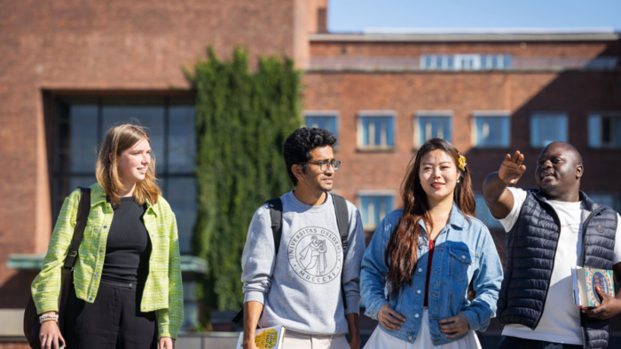 Group of students outside on Campus Blindern