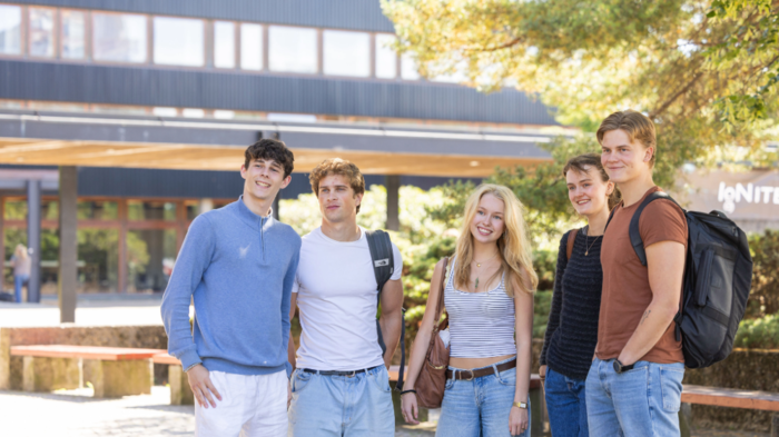 Group of students outside on Campus Blindern