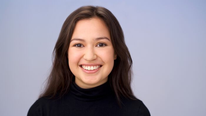 Bildet kan inneholde: person, smil, hår, hake, kinn.