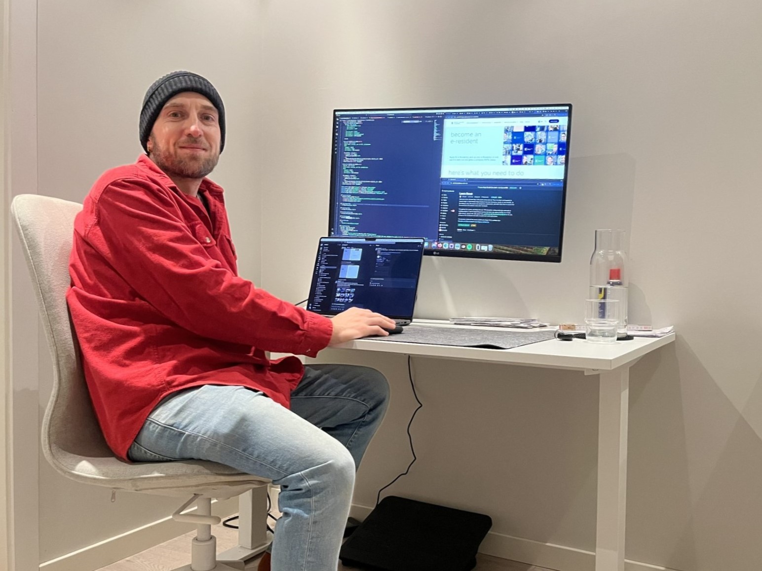 Frode foran pc-skjermen hjemme.