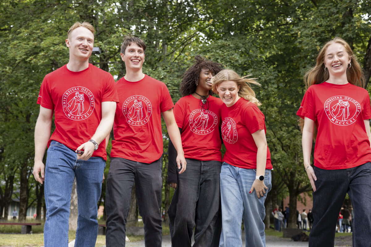 UiO studenter går side om side fra fotografen