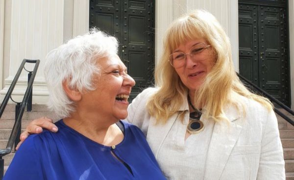 The former director at ISS Nita Kapoor and the new director at ISS Anne Cathrine Uteng da Silva outside the University of Oslo.