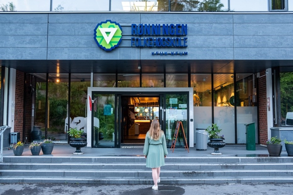 Student outside Rønningen.