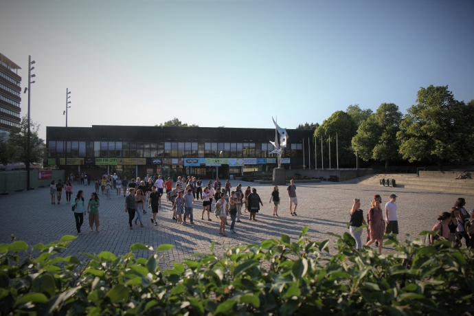 Students at Blindern outside Frederikke