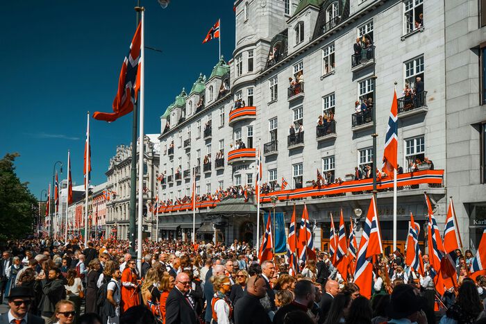 Bildet kan inneholde: flagg, ingen, offentlig arrangement, mengde.