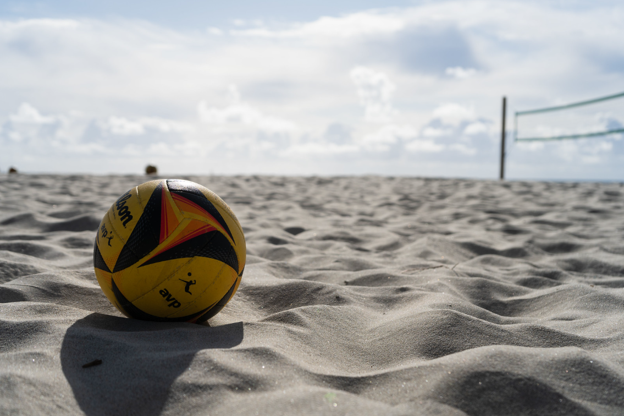 Bildet kan inneholde: ball, ballspill, strand, sportsutstyr, fotball.
