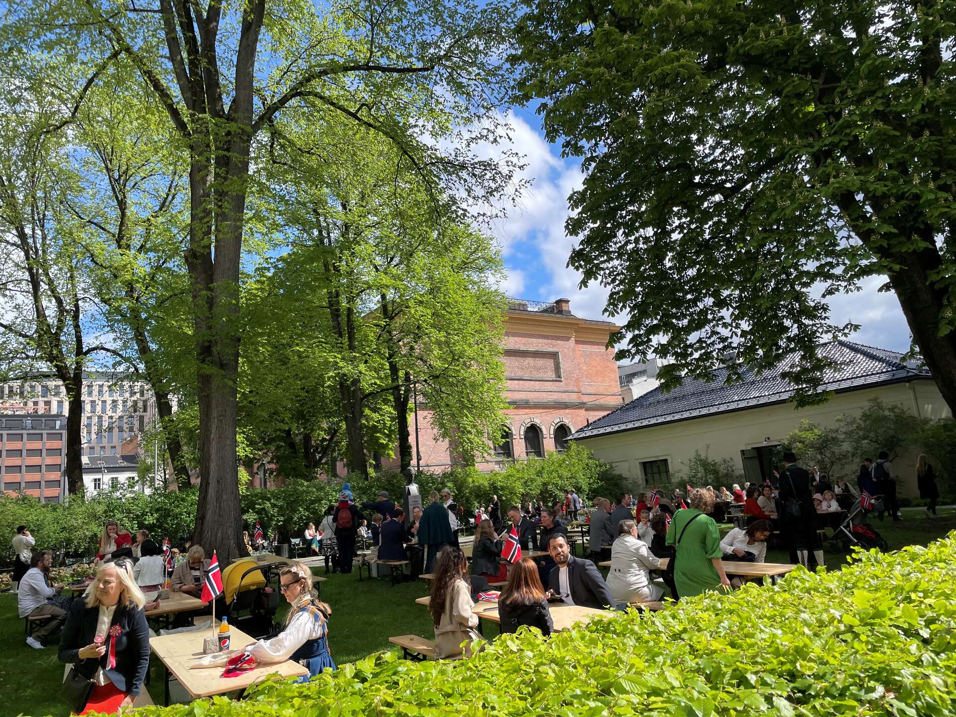 Foto av 17. mai-feiring i universitetshagen