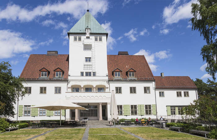 A magnificent white building from the early 1900s