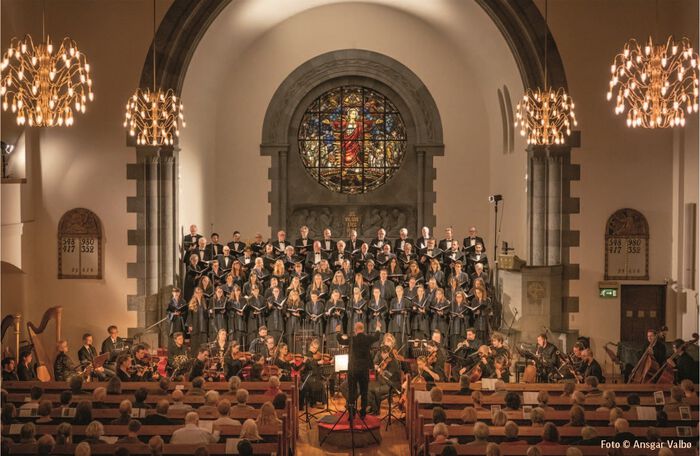 Kor fremfører i en kirke