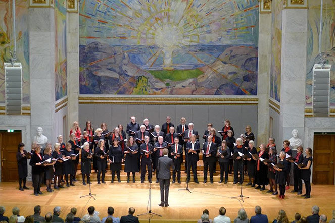 Bildet kan inneholde: musikalensemble, kor, ytelse, scenekunst, hall.