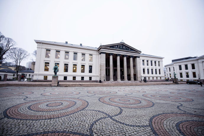 Bildet kan inneholde: by, fasade, offentlige rom, søyle, landemerke.