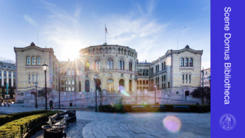 Bilde av Stortinget. Med tekst pøå siden der det står Scene Domus Bibliotheca