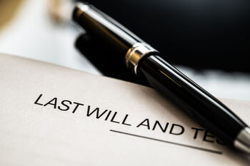 Bilde av et ark og ordene: "Last will and te.." og en penn  over siste ord