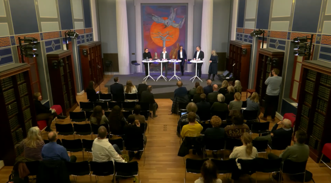 Bildet kan inneholde: møbler, stol, interiørdesign, dress, hall.