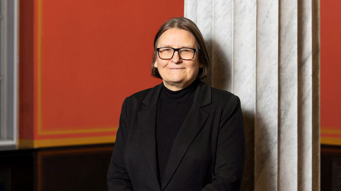 Bildet kan inneholde: briller, briller, skulder, synsomsorg, fornøyd.