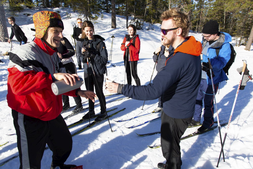 Bildet kan inneholde: jakke, bukse, rekreasjon, vinter, snø.