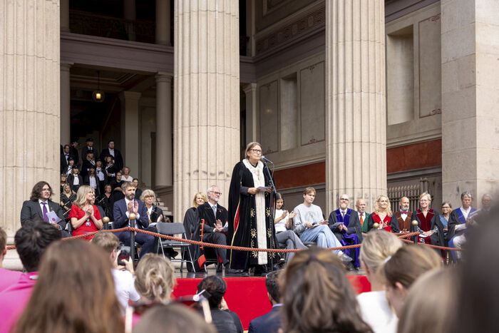 Bildet kan inneholde: mengde, frakk, publikum, dress, offentlig arrangement.