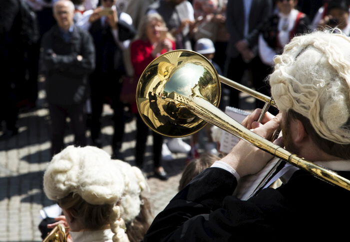 Bildet kan inneholde: musikkinstrument, messinginstrument, musikk, musiker, typer trombone.