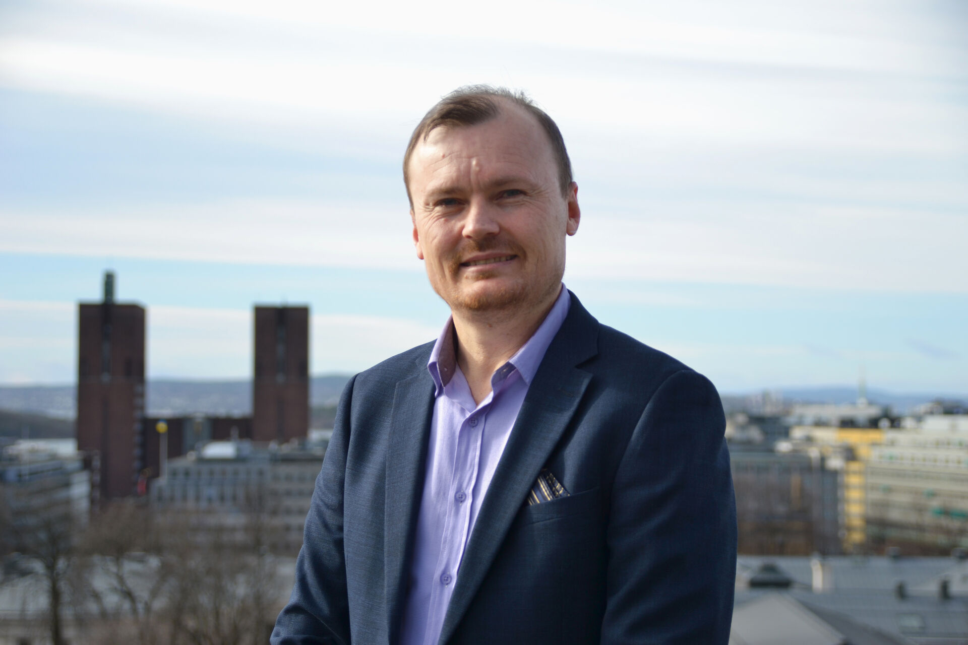 Bildet kan inneholde: erme, snipp, formell slitasje, blazer, ansiktsuttrykk.