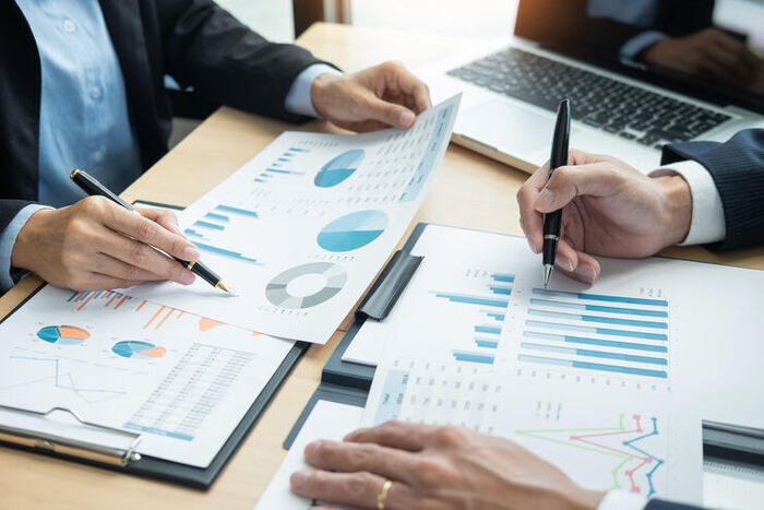 Bildet kan inneholde: hvitsnipparbeider, kontorrekvisita, jobb, møte, ledelse.