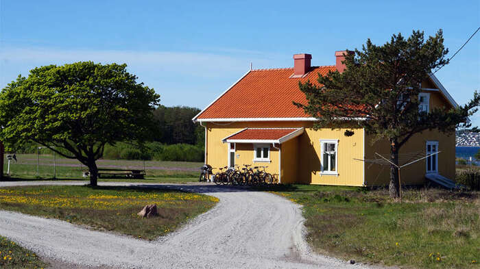 Bildet kan inneholde: gress, vanlig, tomt, landlig område, hytte.