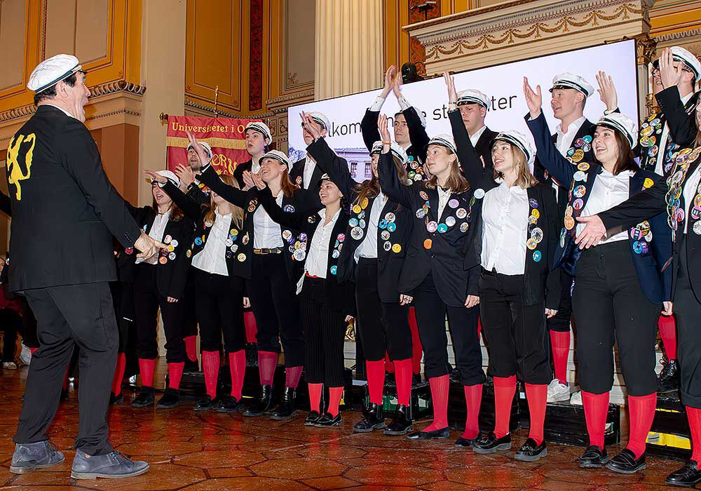 Bilde av et kor med dirigent foran