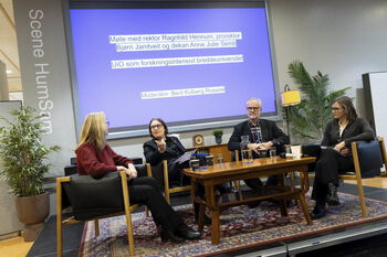 Bilde av forrige rektor møte på Scene HumSam. På scenen sitter ommunikasjonsdirektør Berit Kolberg, rektor Ragnhild Hennum, prorektor Bjørn Jamtveit og SC-dekan Anne Julie Semb.