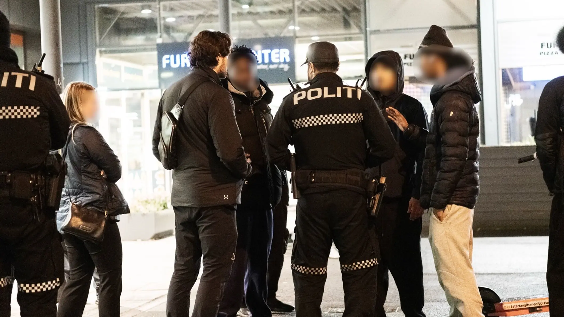 Bildet kan inneholde: bukse, jakke, svart, fotgjenger, politibetjent.