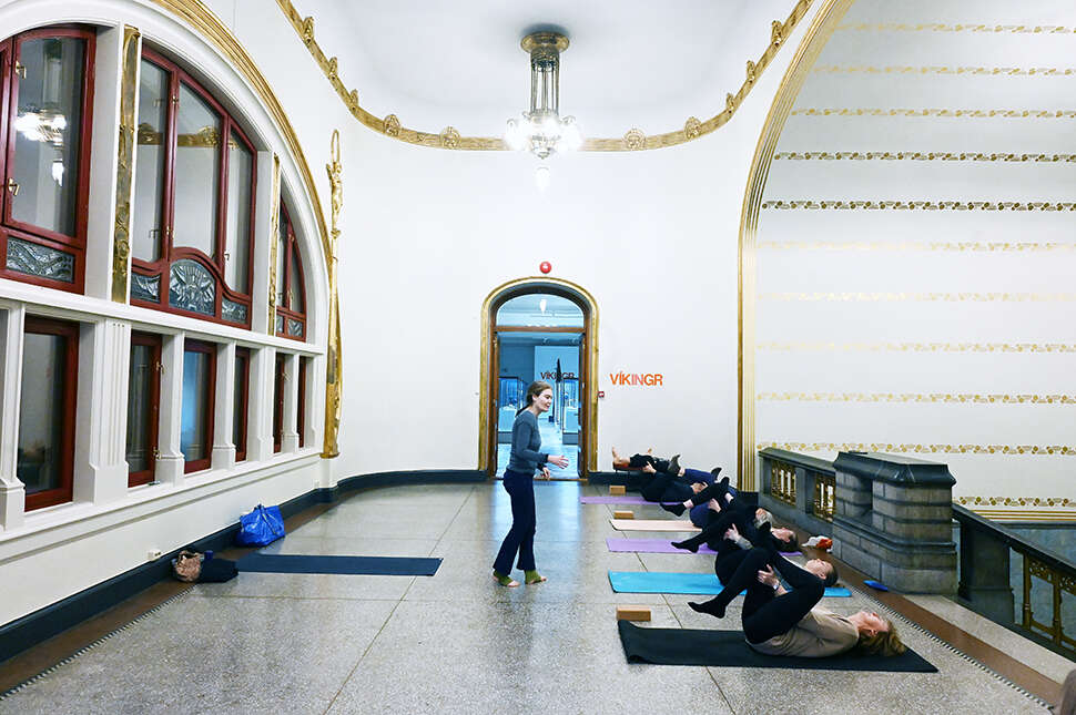 Ansatte som gjør Yoga i et stort rom