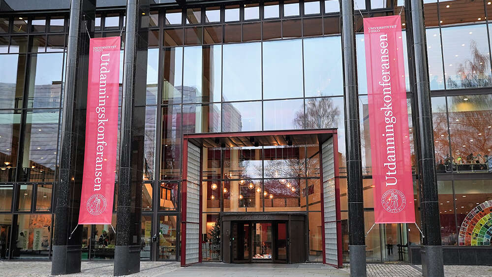 Inngangspartiet til Universitetet i Oslo med to røde bannere for Utdanningskonferansen 2026.