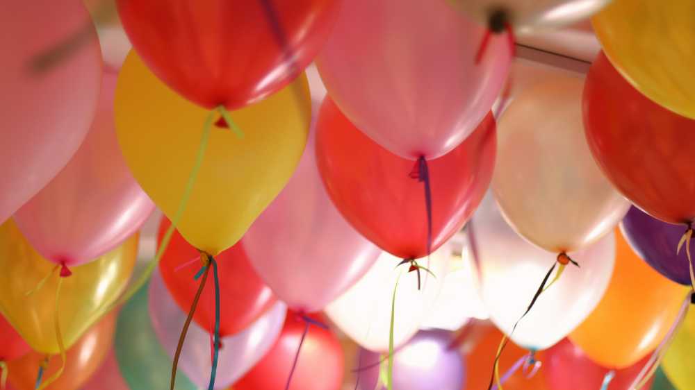 Bildet kan inneholde: ballong, rød, gul, party supply, rosa.