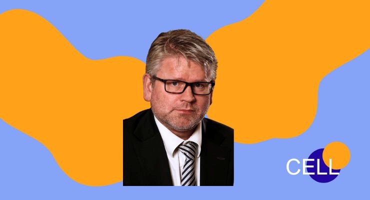 Bilde av mann med oransje og lilla bakgrunn.
